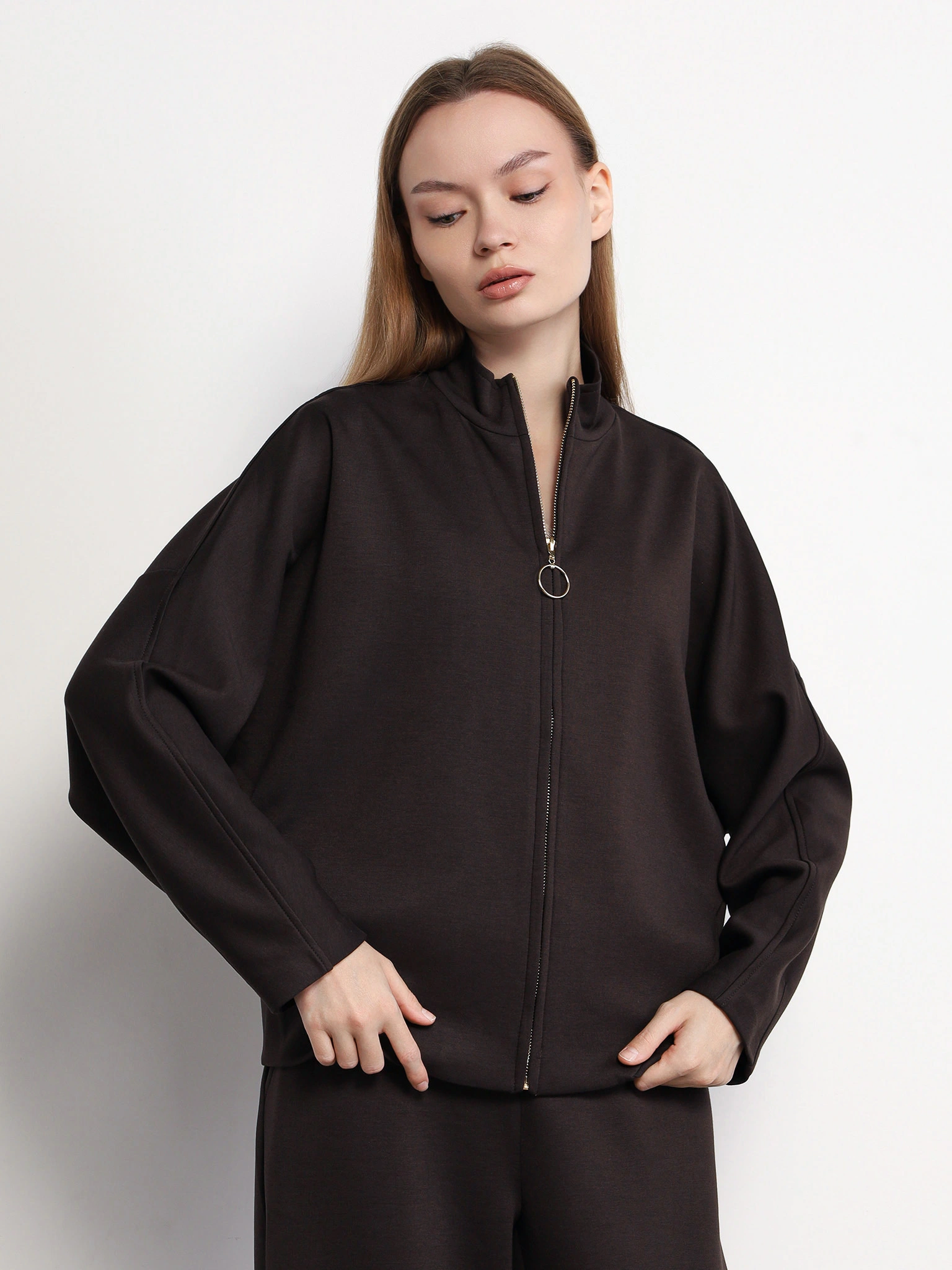 Куртка трикотажная темно-коричневого цвета